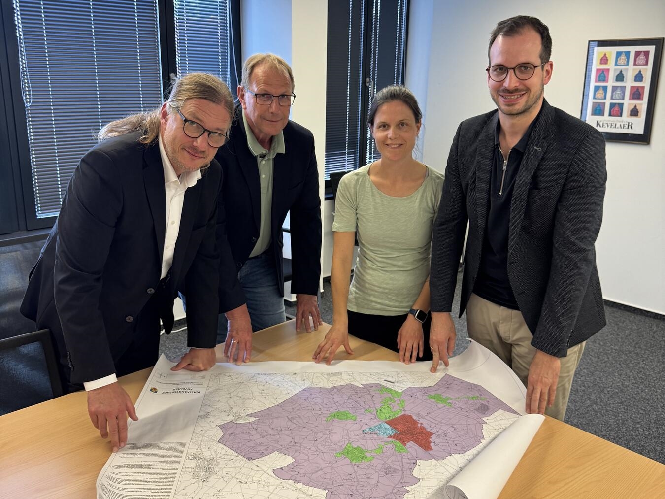 Team der Kommunalen Wärmeplanung in Kevelaer: Bürgermeister, Stadtwerke-Leiter, Klimamanagerin und Fachbereichsleiter Stadtentwicklung.