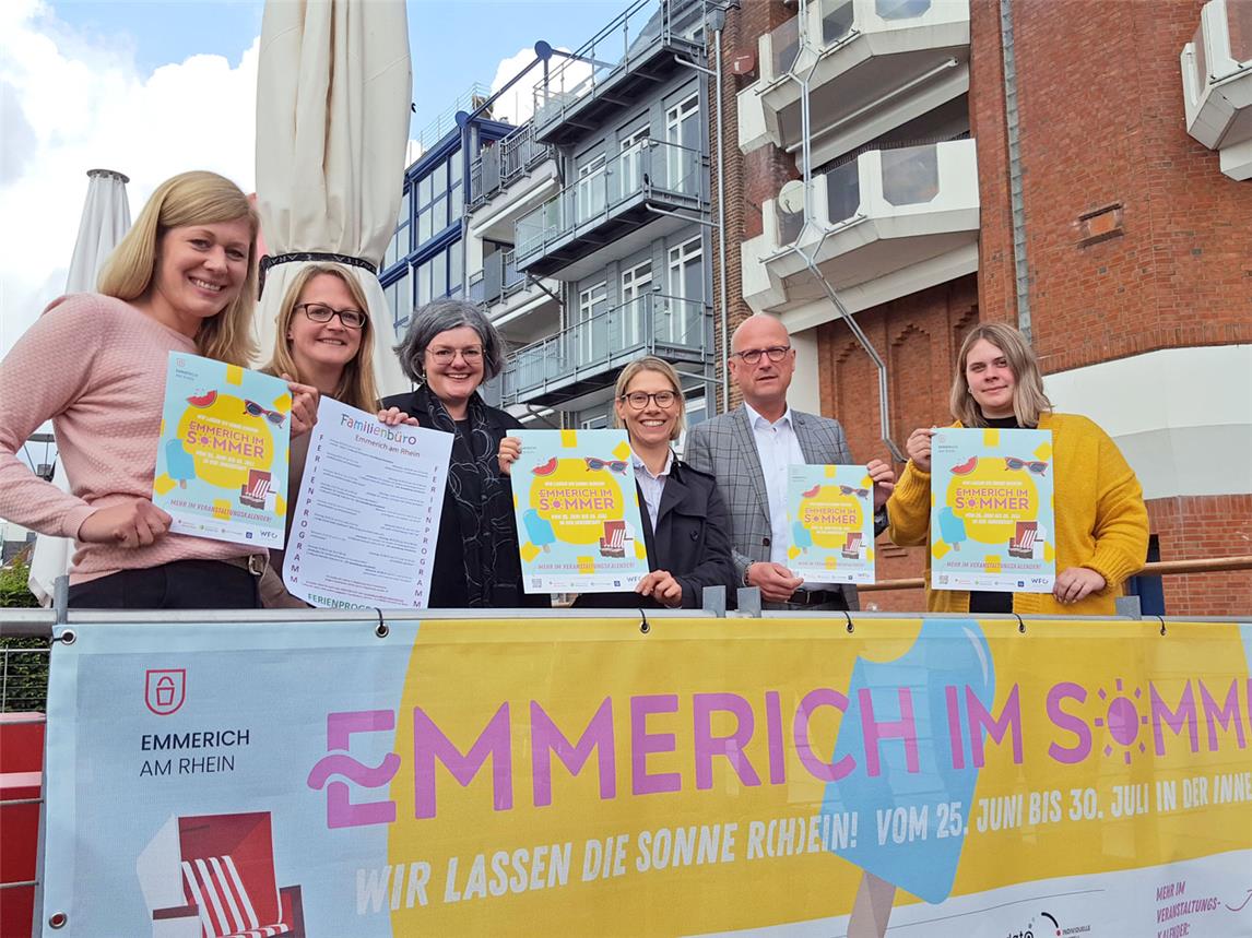 Das Team hinter „Emmerich im Sommer“: (v. l.) Verena van Niersen (WfG), Sina Gies („Ebkes“), Andrea Joosten (Stadtbücherei), Sara Kreipe (WfG), Bürgermeister Peter Hinze und Patricia Koenen (WfG). NN-Foto: MB
