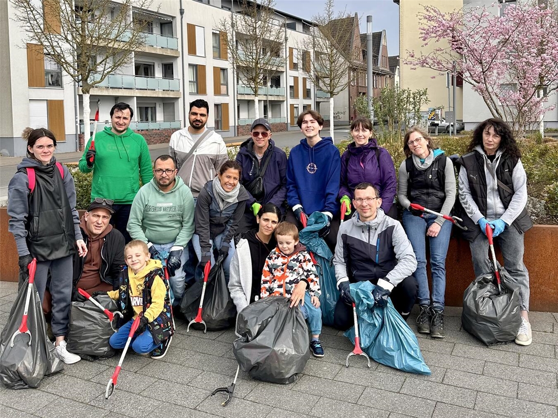Das Team „Migration und Integration“ der Stadt Geldern war im vergangenen Jahr mit Bürgern aus verschiedenen Ländern ebenfalls für den Frühjahrs-Putz aktiv. Auch in diesem Jahr sind die Gelderner Bürger wieder aufgerufen, sich an der Aktion in der Stadt und in den Ortschaften zu beteiligen.Foto: Stadt Geldern/Terhorst