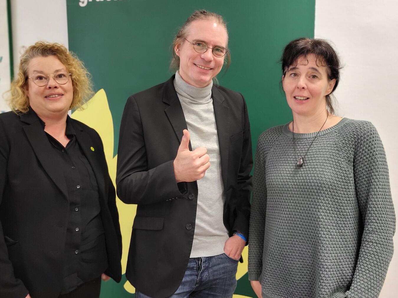 Grünen-Kandidat Olaf Plotke: „Möchte die Menschen positiv motivieren“ Das „Team Plotke“ im Bundestagswahlkampf: (v. l.) Antje Engler-Janßen, Olaf Plotke und Jessica Kruchem. NN-Foto: MB