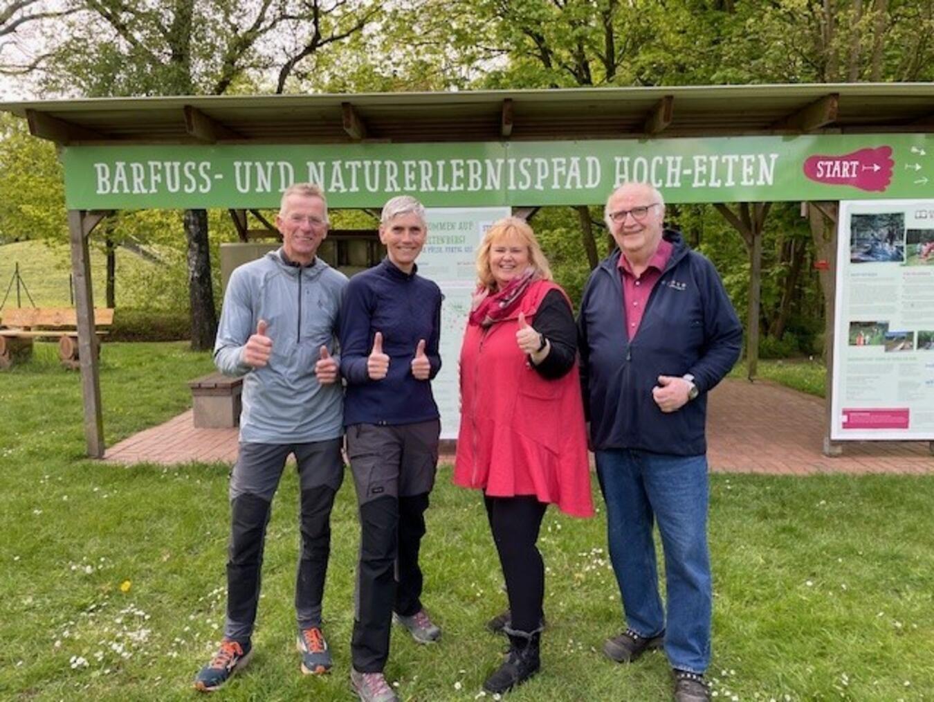 Das Team rund um den Barfußpfad: (v. l.) sie Wegewarte Ad van Roosendaal und Anneke Zonnenveld, Dr. Manon Loock-Braun (Vorsitzende Kneippverein) und Johannes Cornelissen (Koordinator Barfußpfad). Foto: privat