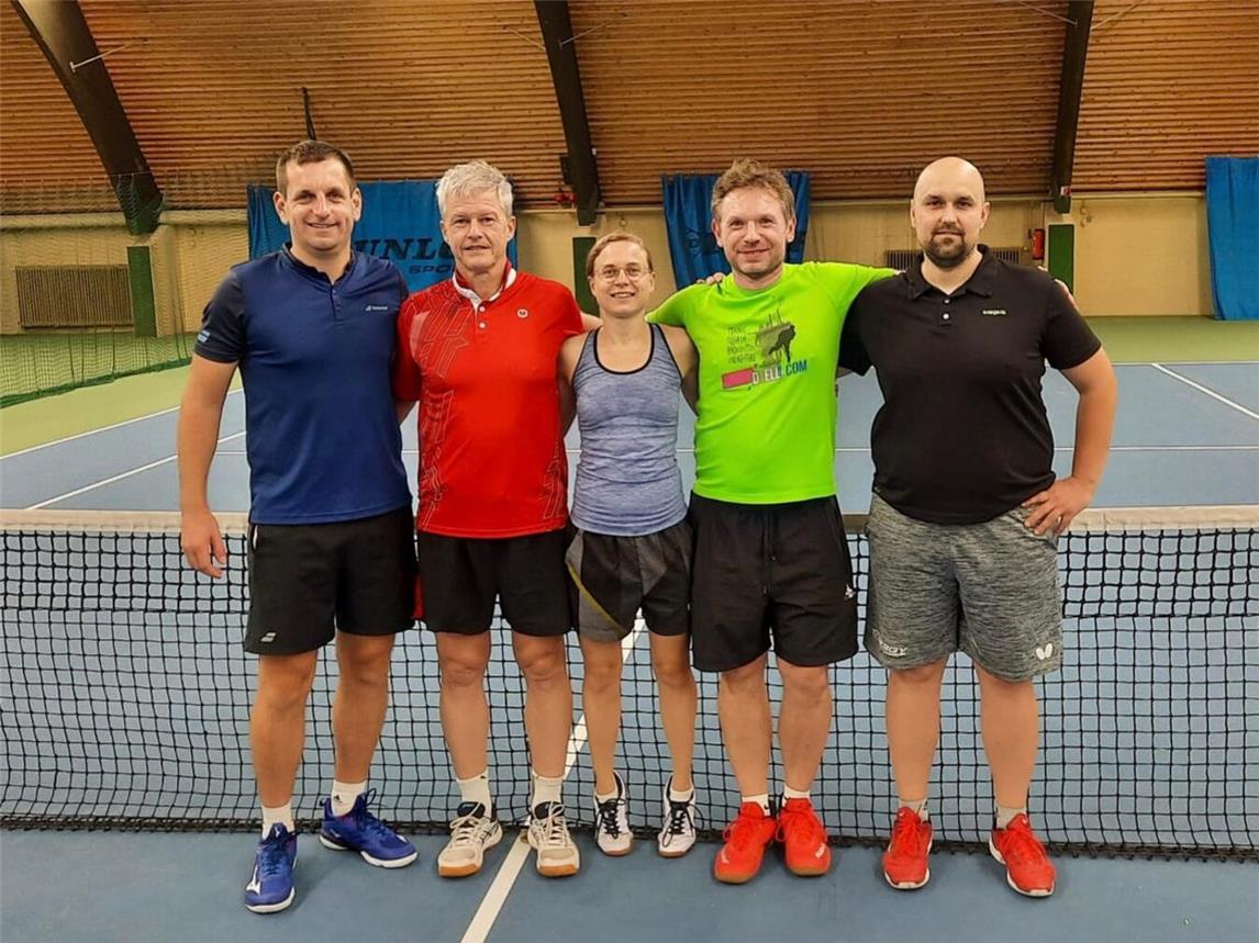 Das Team Sportduell schaffte in der abgelaufenen Saison den Sprung in die 2. Racketlon-Bundesliga: (v. l.) Julian Damm, Volker Gundelach, Anika Dathe, Robert Szymczak und Andrzej Borkowski. Foto: privat