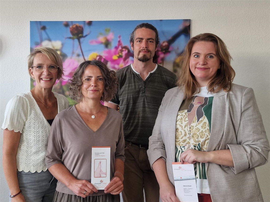 Das Team (v.l.): Daniela Leonhards (Verwaltungsfachkraft), Jutta Seven (Beraterin), Alexander Schreiber (Pädagoge für die Prävention) und Daniela Behnke (Beraterin). Foto: donum vitae