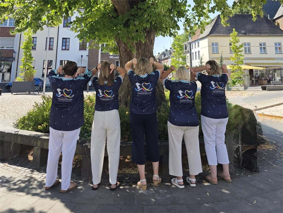 "Team des Ambulanten Hospizdienstes Donsbrüggen in neuen Fußballtrikots mit Logo auf der Rückseite, Gruppenfoto."