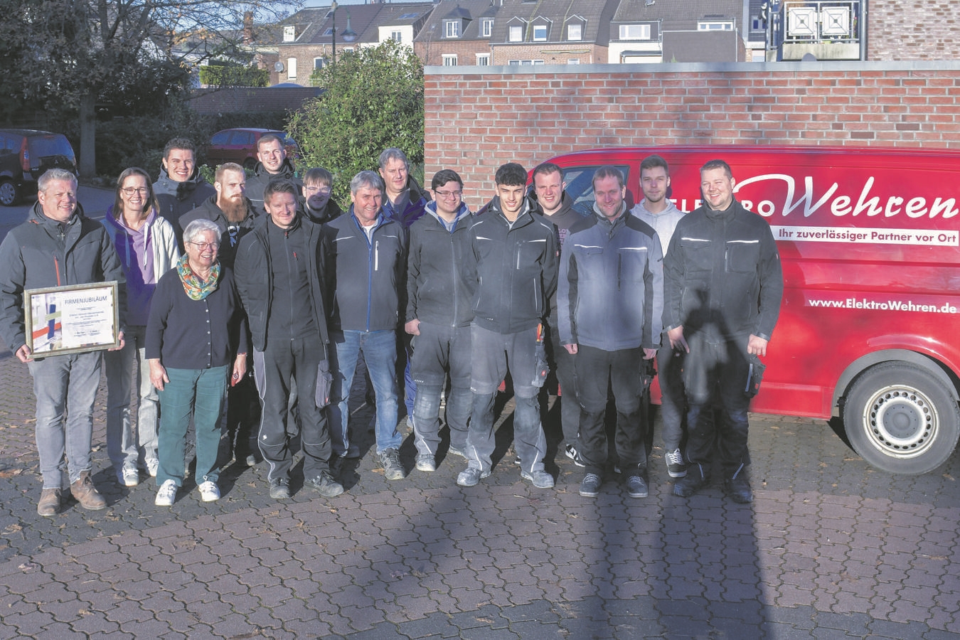 Das Team von Elektro Wehren um Inhaber Jan Klucken feiert Jubiläum. NN-Foto: Gerhard Seybert