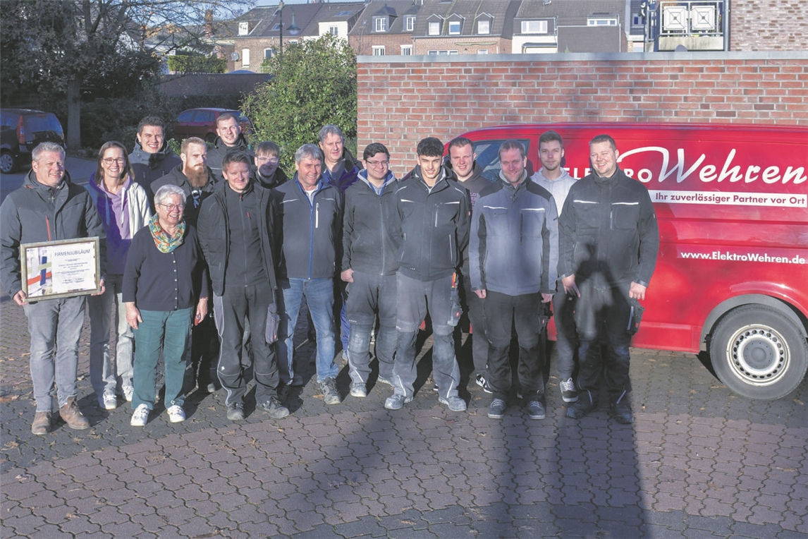 Das Team von Elektro Wehren um Inhaber Jan Klucken feiert Jubiläum. NN-Foto: Gerhard Seybert