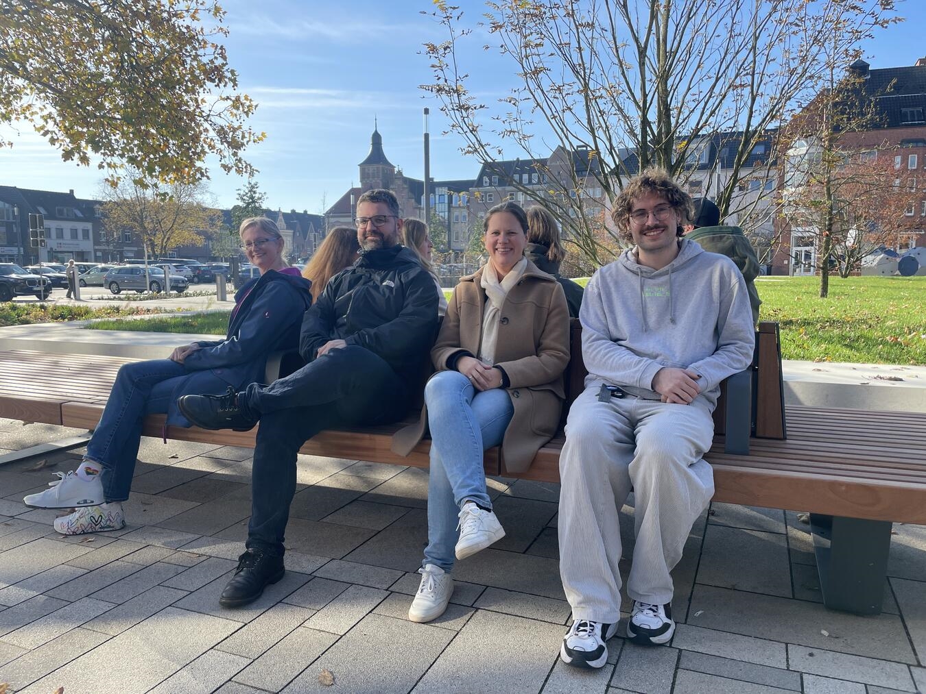 Das Team von Kevelaer Marketing ist von der Qualität der neuen Möblierung überzeugt.Foto: Wallfahrtsstadt Kevelaer 