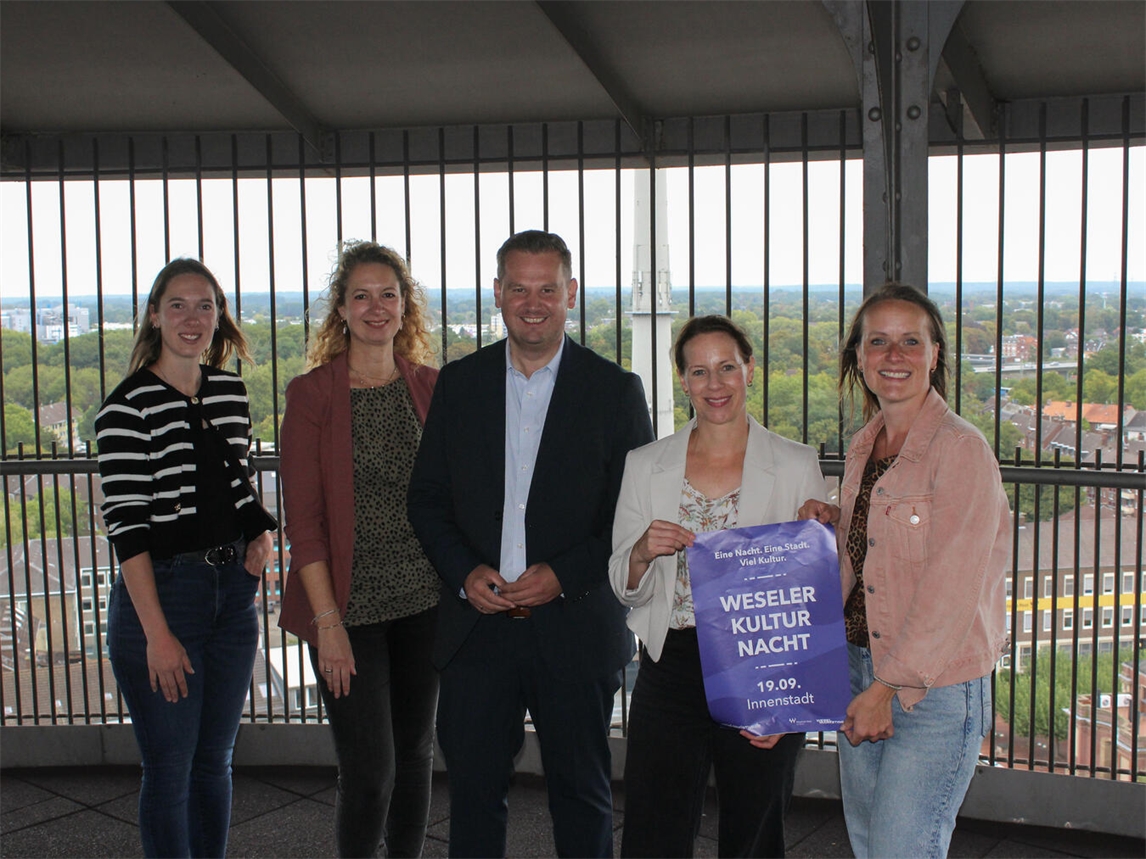 Das Team von WeselMarketing (v.l.n.r.) Viktoria Kühnen, Sonja Christ, Dagmar van der Linden und Marianna Seyfried freuen sich gemeinsam mit Wesels Bürgermeister Rainer Benien auf die Kulturnacht. Foto: Wesel Marketing