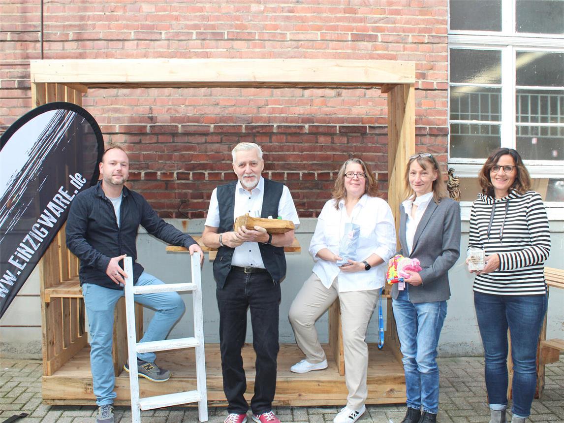 Das Team vor einem ebenfalls selbst gebauten Unterstand für die Pause: (v.l.) die Warenmeister Pascal Teipel und Harry Gürber, Katja Koester (Leiterin berufliche Integration), Warenmeisterin Tina Lockau und Anleiterin Heike Reinschlüssel. Nicht im Bild: Florian Schleg (Warenmeister), Christian Schulze-Böing und Patrick Overmann (beide Anleiter). NN-Foto: Thomas Langer