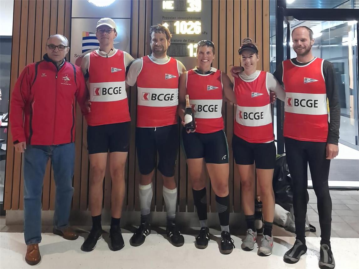 Das Team wird mit Champagner begrüßt: (v. r.) Sven Seidensticker, Caroline Hettwer (beide Oldenburger Ruderverein), Frederike Nitschke, Stefan Verhoeven (beide Clever Ruderclub) und Torben Glindemann (RC Bergedorf) sowie Stéphane Trachsler, Organisator der BCGE Tour du Léman à l’Aviron. Foto: Sandra Maus