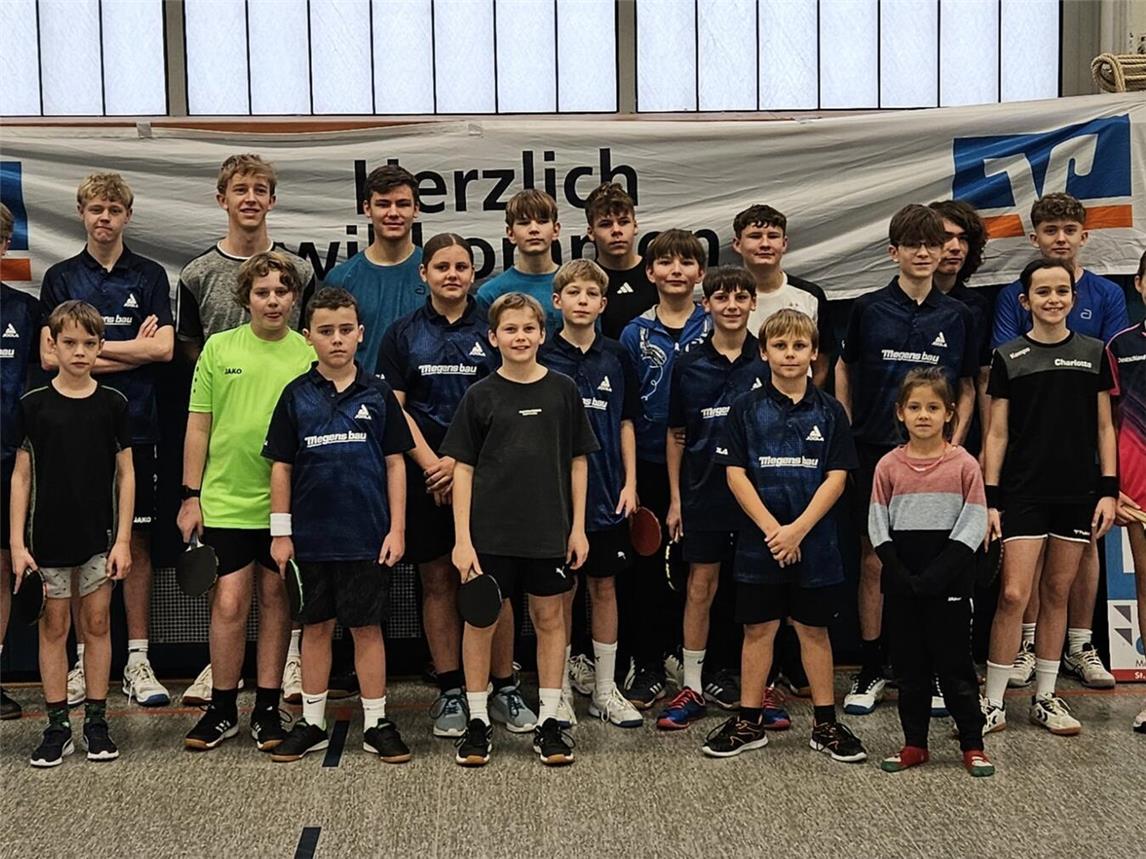 Das Teilnehmerfeld der Jugend bei den Tischtennis-Stadtmeisterschaften in Straelen.Fotos: privat