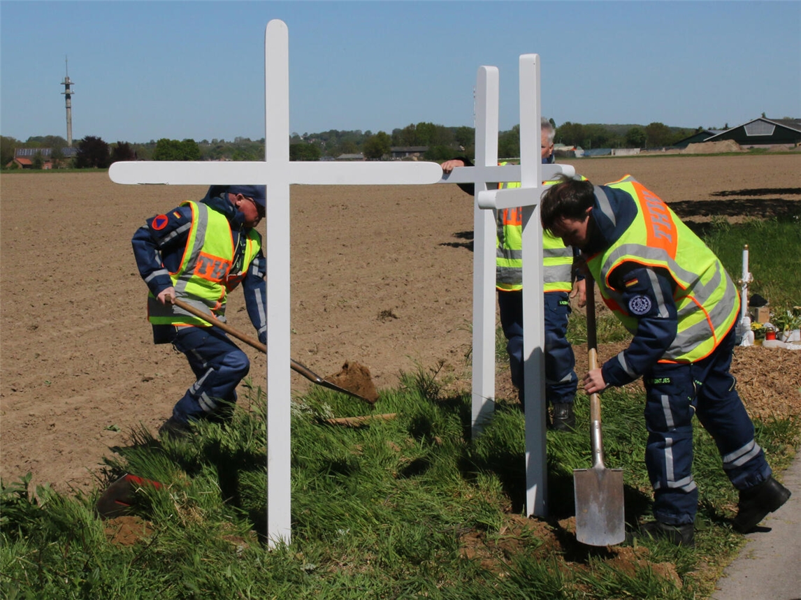 "Technisches Hilfswerk stellt erstes von 15 Kreuzen auf, Einsatzkräfte arbeiten im Freien"