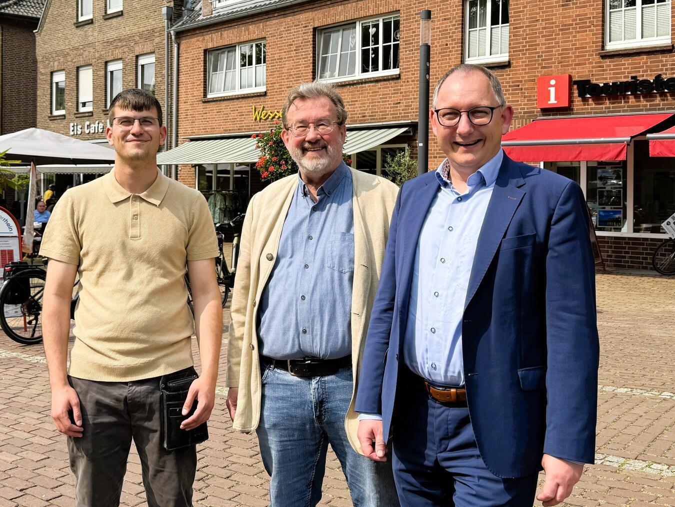 Das Thema Hanse findet mit einer speziellen Stadtführung und einer eigenen Eiskreation Platz auf vielen Ebenen in Rees: (v. l.) Armond Mustafa (Eiscafé Roma), Gästeführer Detlev Leidenfrost und Bürgermeister Sebastian Hense. Foto: Stadt Rees