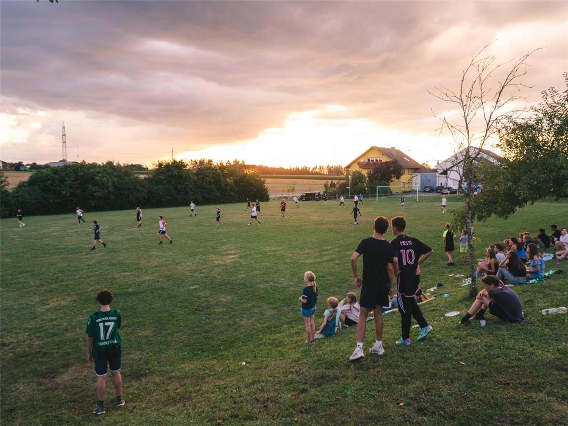 Das traditionelle Fußballspiel gegen die Heimmannschaft gehört ebenso zum Programm wie Spieleabende, Wanderungen und Grillabende. Foto: Ferienlager Fürstenberg