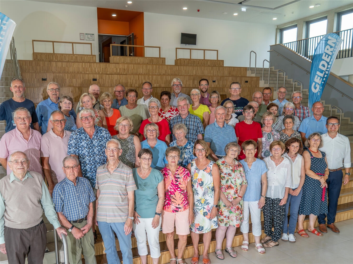 Das traditionelle Gruppenfoto der Pensionäre der Stadt Geldern – diesmal aus dem Foyer der neuen Realschule An der Fleuth. Foto: Stadt Geldern