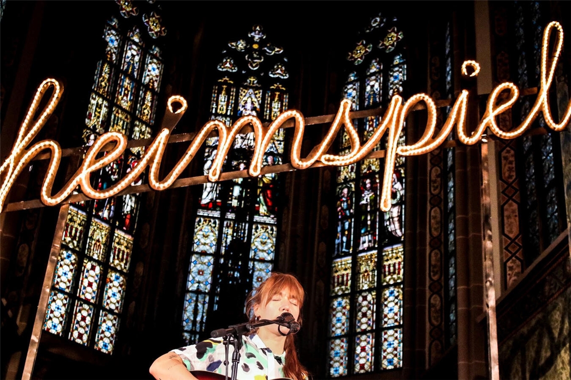 "Traditionelles Kirchenkonzert bei Heimspiel, festlich beleuchtete Kirche, klassische Musikveranstaltung"
