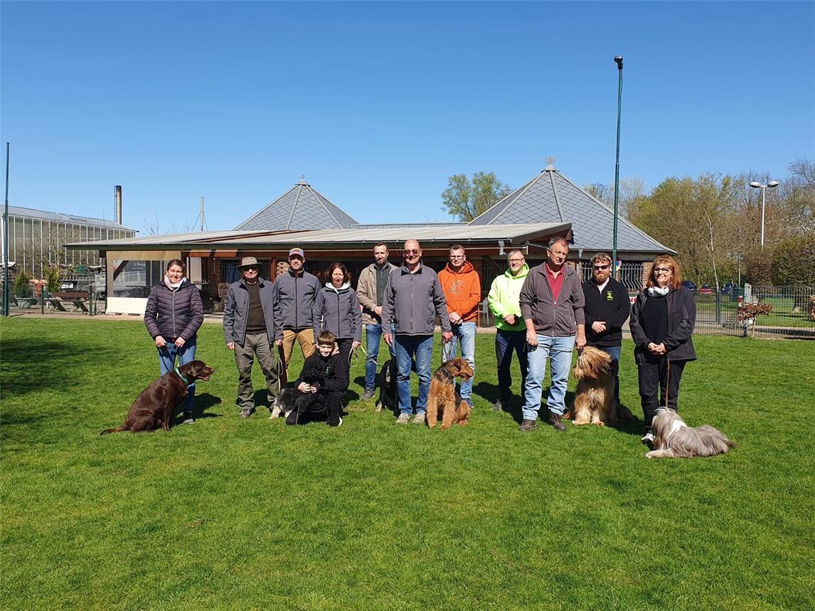 Das Trainerteam und die erfolgreichen Begleithundeteams. Foto: privat