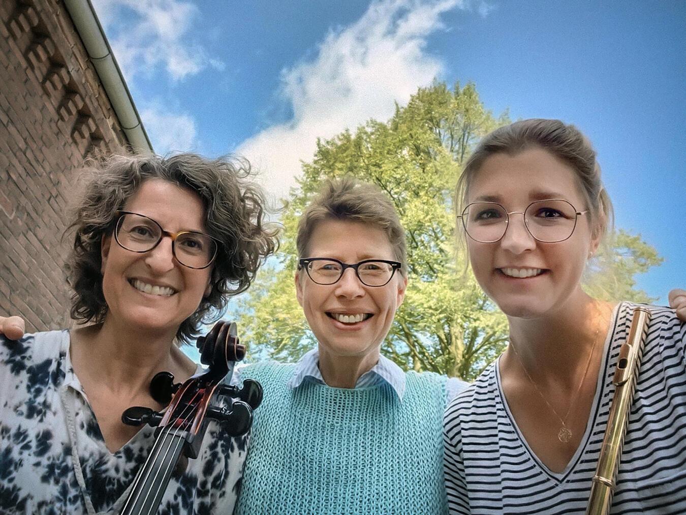 Das „Trio“ Mirjam Hardenberg (Cello), Anja Speh (Klavier) und Anna Hendriksen (Flöte, v. l.) konzertieren das Bürgerhaus in Rees. Foto: privat