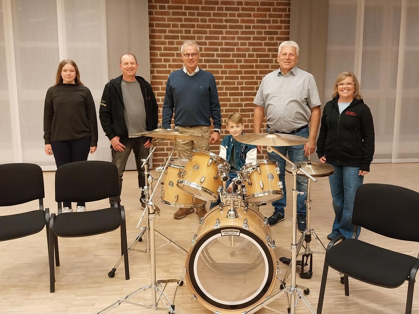 Das Trommlerkorps Sevelen 1923 bedankte sich bei Franz-Josef Diepers (3.v.l.) und Hermann-Josef Siemons (2.v.r.) von der Stiftung Rückenwind für die großzügige Förderung. Foto: privat