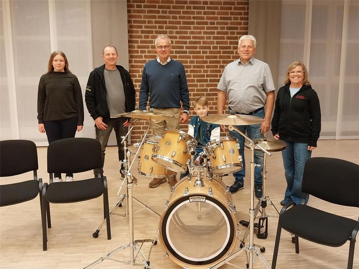 Das Trommlerkorps Sevelen 1923 bedankte sich bei Franz-Josef Diepers (3.v.l.) und Hermann-Josef Siemons (2.v.r.) von der Stiftung Rückenwind für die großzügige Förderung. Foto: privat