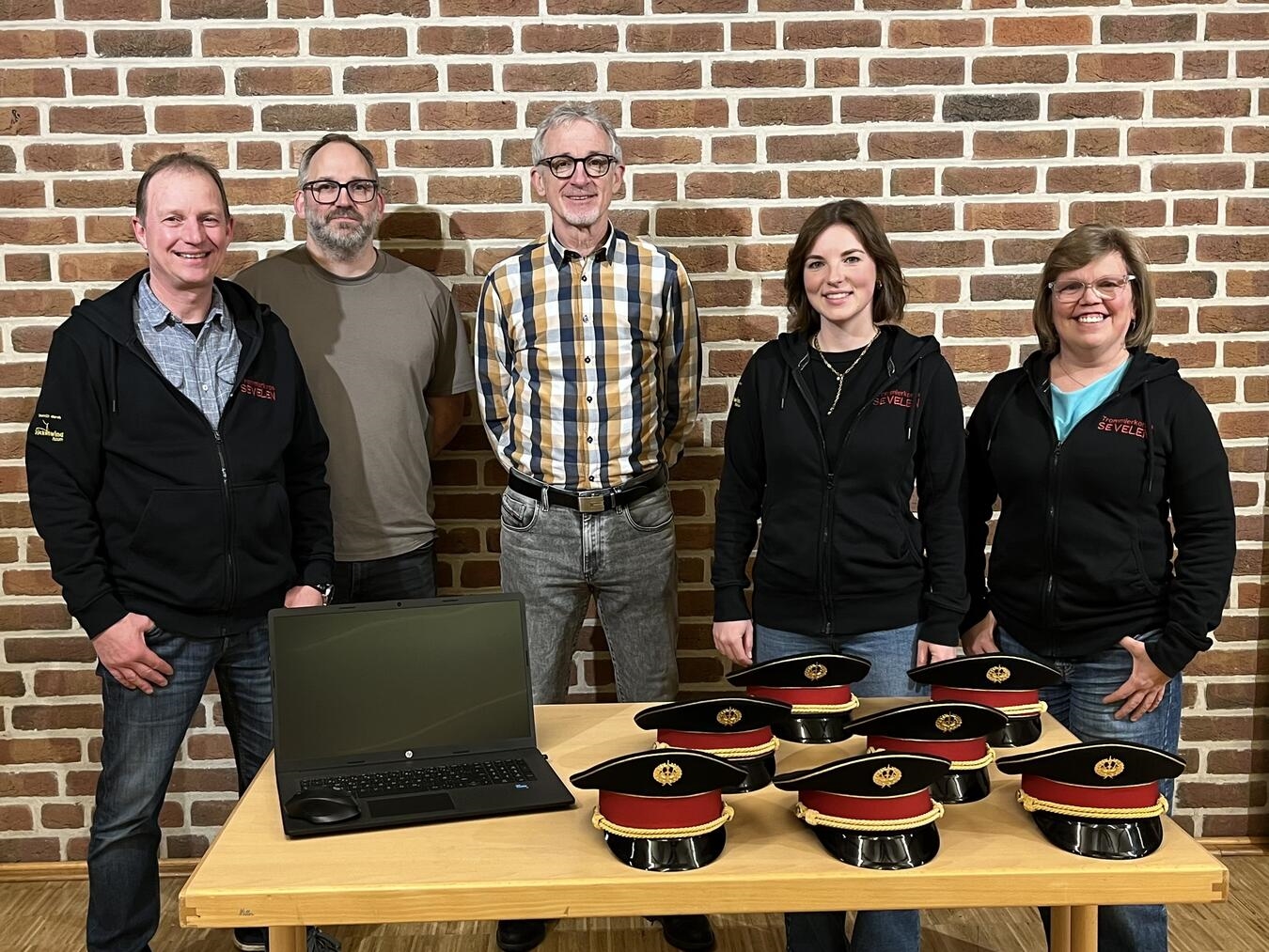 Das Trommlerkorps Sevelen 1923 e.V. bedankte sich bei Philipp Sommer (2. v.l.) und Franz Rouenhoff (3. v.l.) von der Stiftung Rückenwind für die großzügige Förderung. Foto: privat