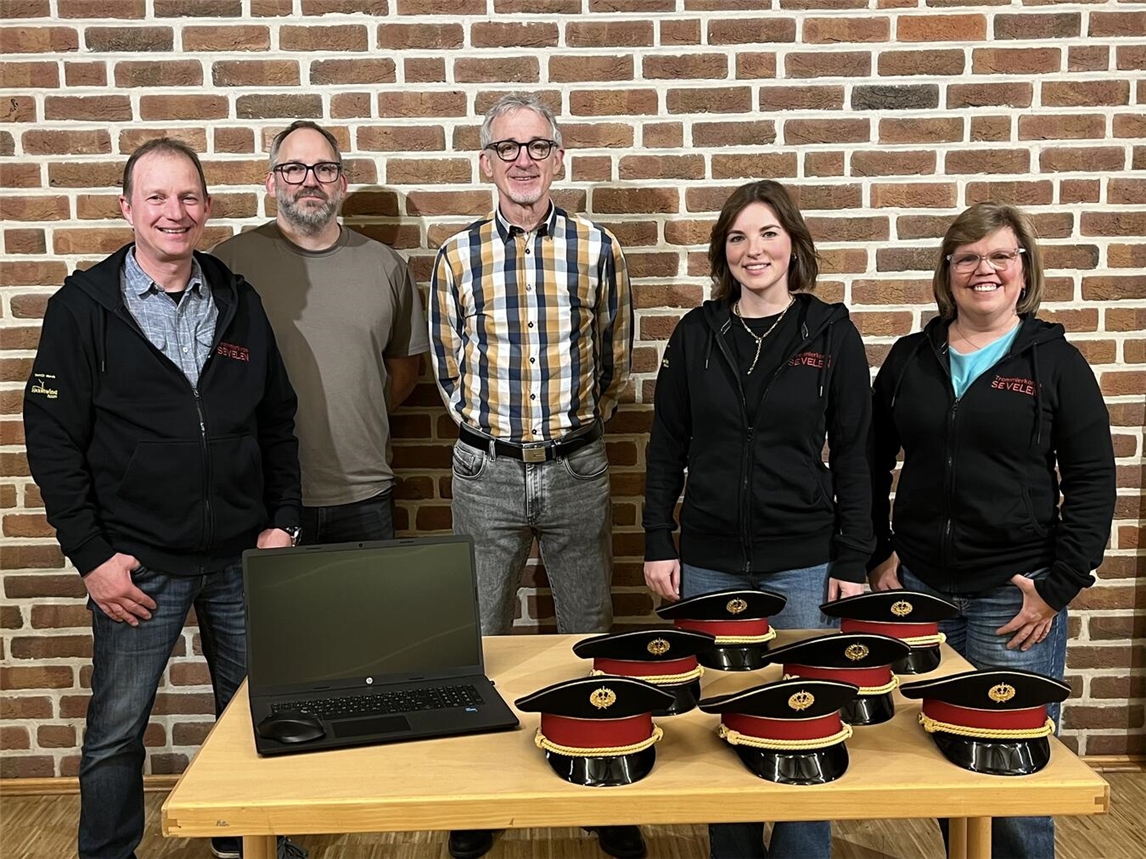 Das Trommlerkorps Sevelen 1923 e.V. bedankte sich bei Philipp Sommer (2. v.l.) und Franz Rouenhoff (3. v.l.) von der Stiftung Rückenwind für die großzügige Förderung. Foto: privat