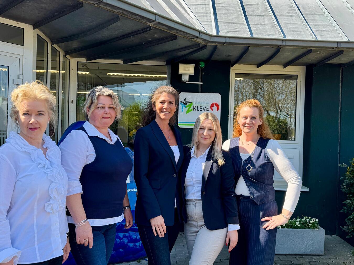 Kleves Wachstumsplattform mit neuer Spitze Das TZK-Team: Careen Weber und Imola Ungvari (TZK-Team), Verena Rohde und Zaneta Anna Krol (Geschäftsführerinnen) und Jessica Grabley, Büroleitung. Foto: Wirtschaft & Tourismus Stadt Kleve