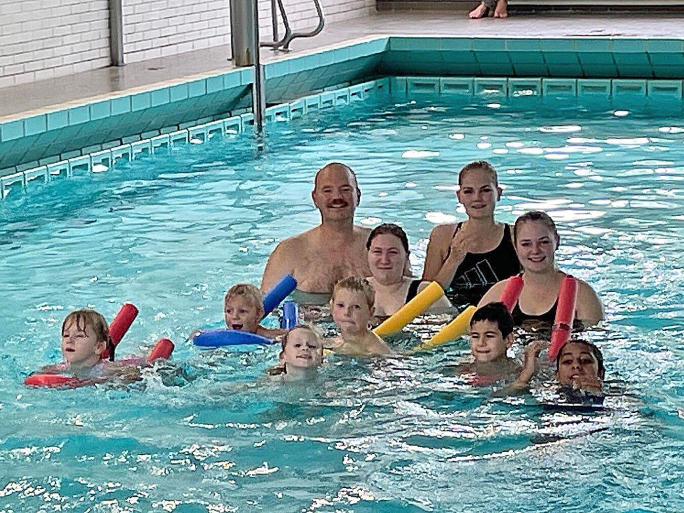 Robin-Gosens-Stiftung unterstützt Schwimmkurse in Elten Das Übungsleiter-Team um Reiner Angenendt betreut derzeit mehr als 100 Kinder bei den Schwimmkursen im Eltener Bürgerbad. Foto: privat