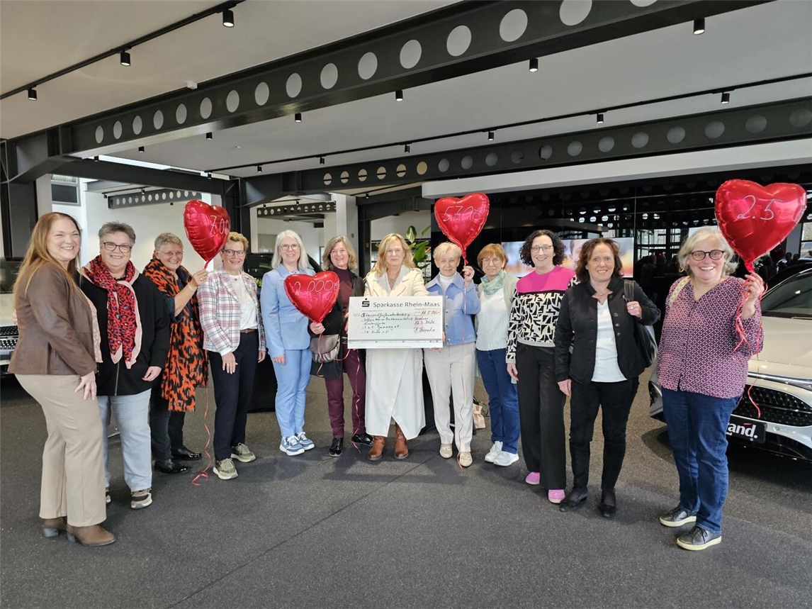 Das Unternehmerinnen-Forum Niederrhein hat den Erlös der „FrauenFilmNacht“ an vier Organisationen gespendet. Damit werden Projekte für Frauen in Not unterstützt. NN-Foto: T. Langer