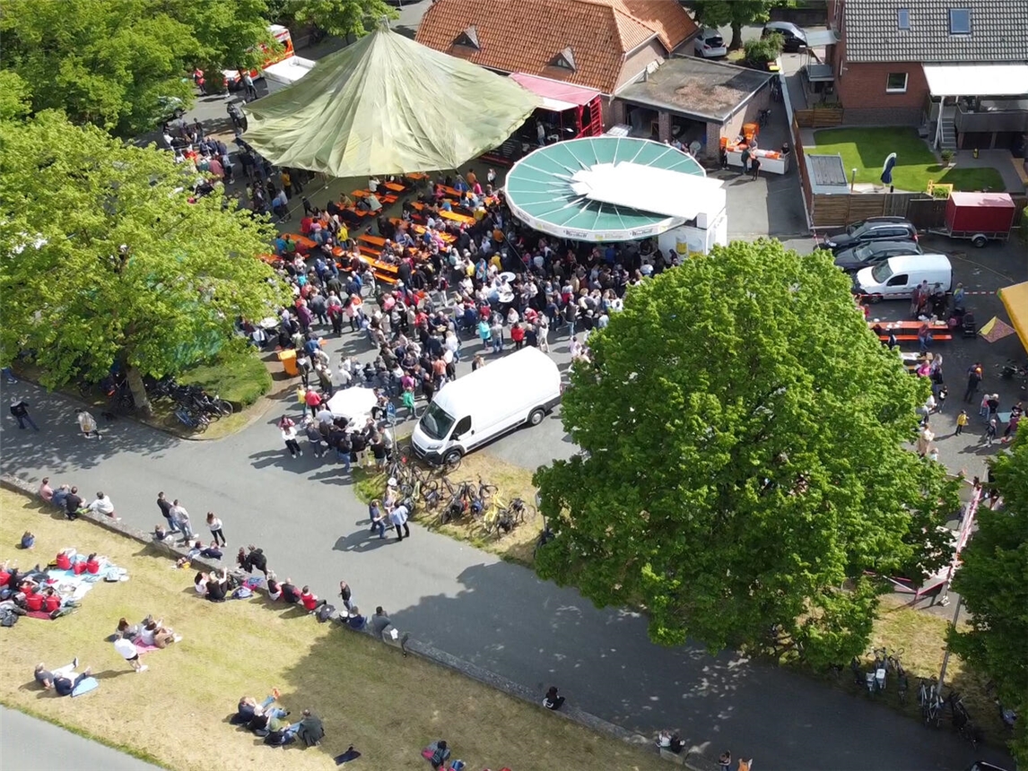 "Vatertagsfest am Rheinstrand, viele Besucher feiern zusammen, organisiert vom ASV Rheinstrand."