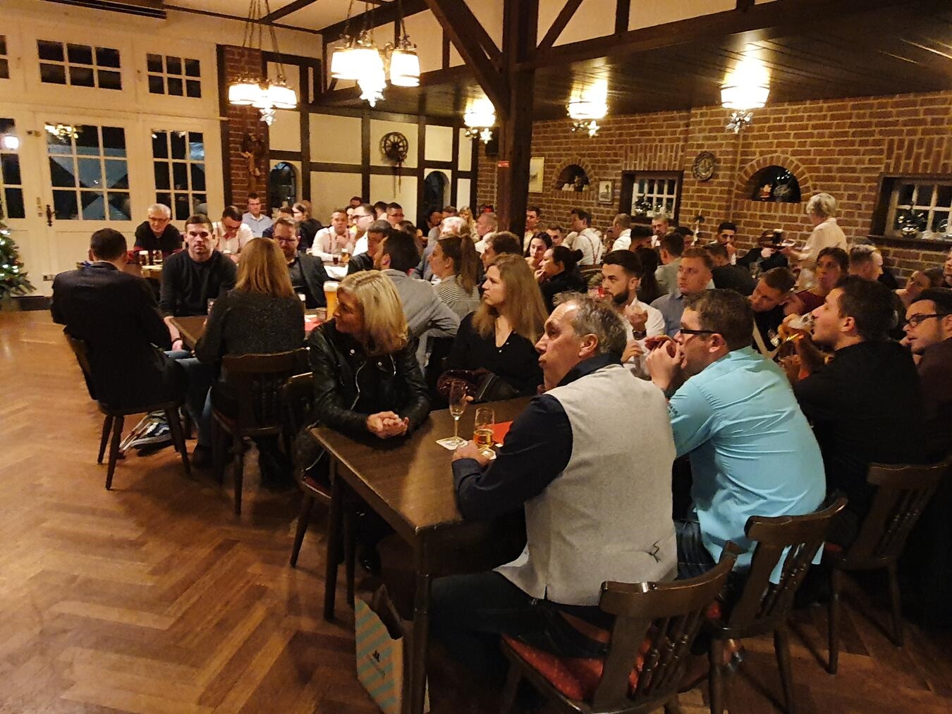 "RSV Weihnachtsfeier 2023, Mitglieder bei festlicher Veranstaltung, Vereinsvorsitzender Michael Kühn spricht, Foto privat"