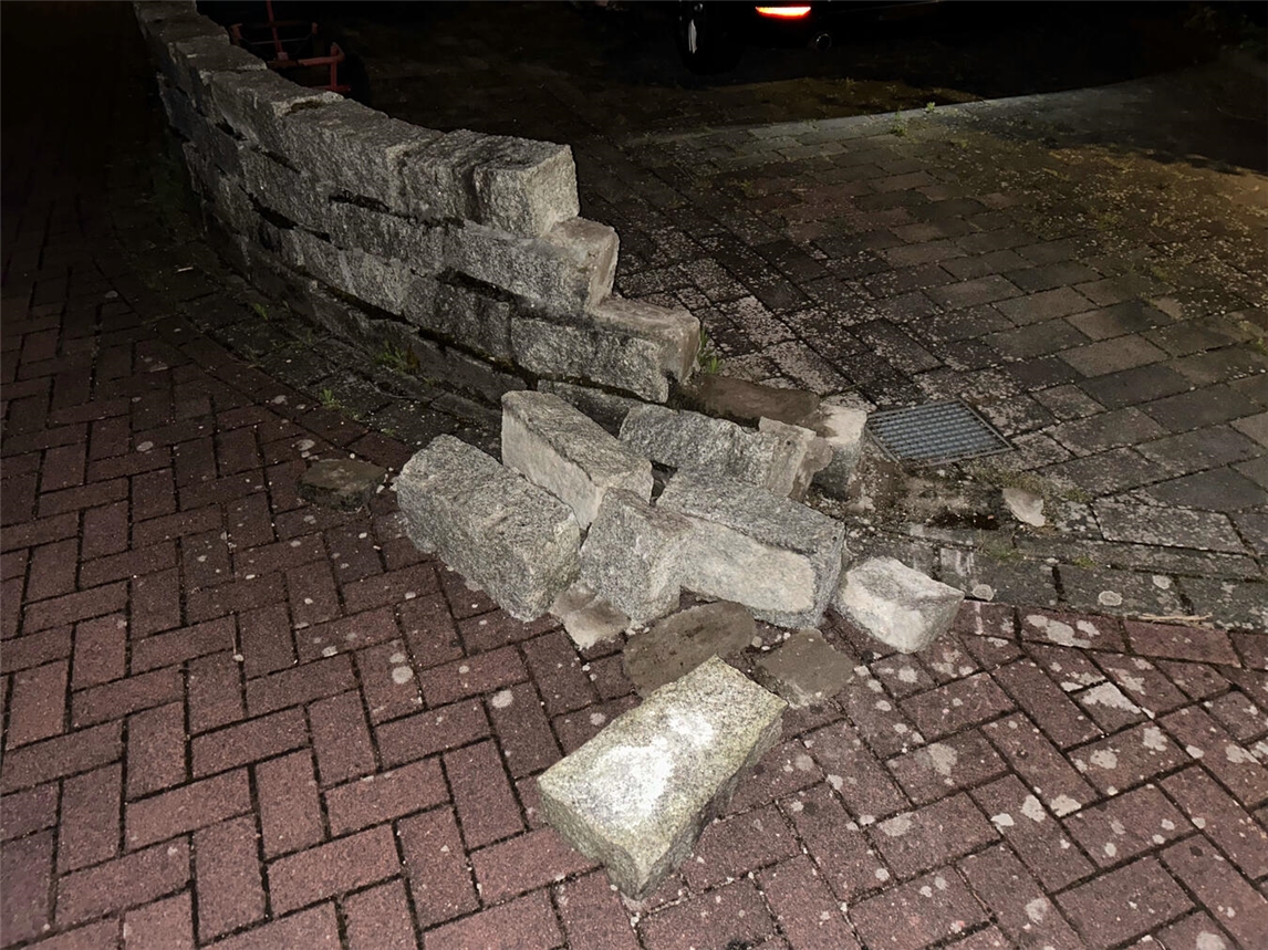 "Polizeifahrzeug vor Kommissariat in Kleve, Zeugenaufruf nach Unfallflucht, Polizei sucht Hinweise"