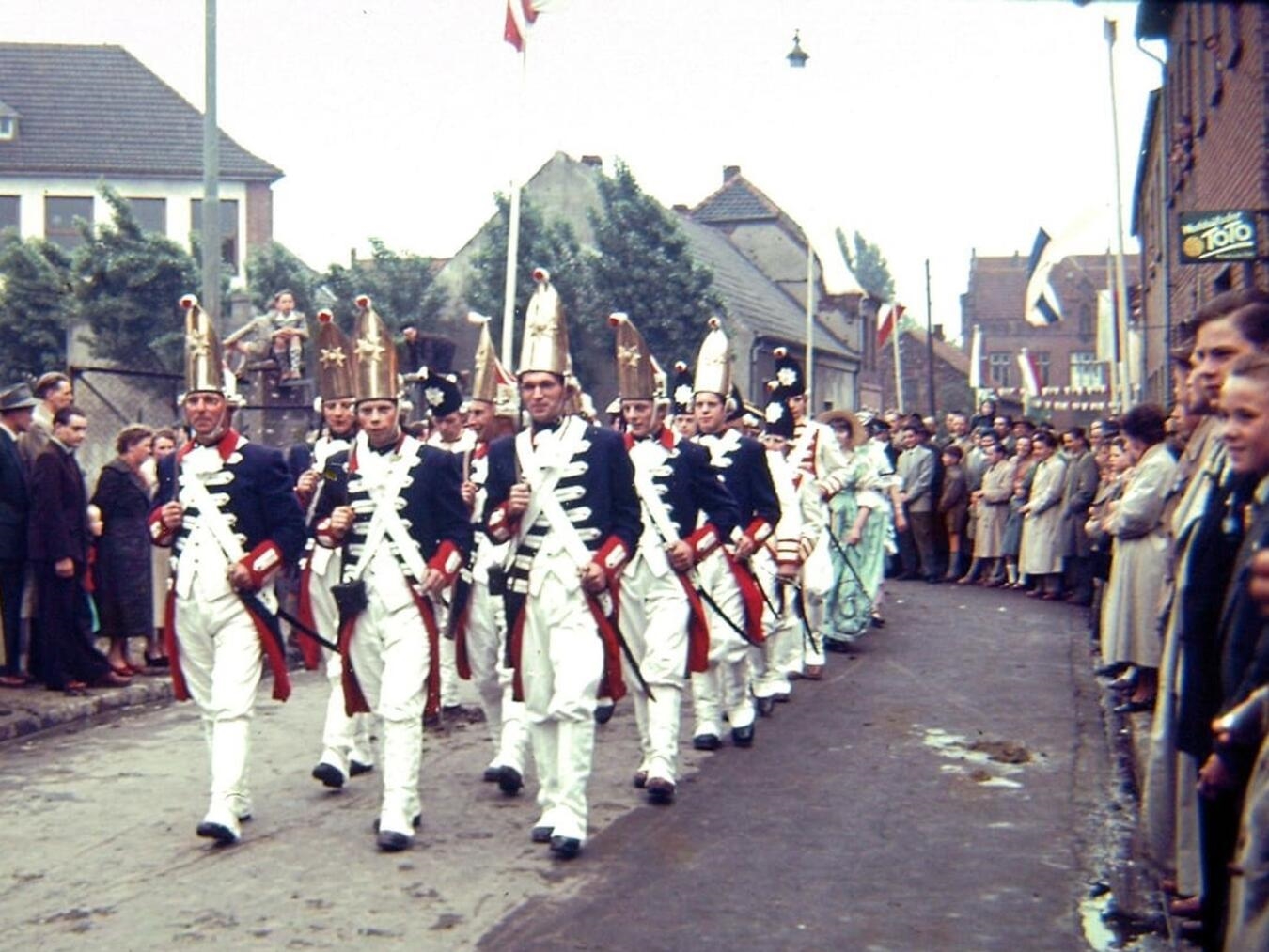 Alt-Tag: "Historischer Umzug zum 1.100-Jubiläum der Gemeinde Weeze, Menschen in traditionellen Kostümen feiern."