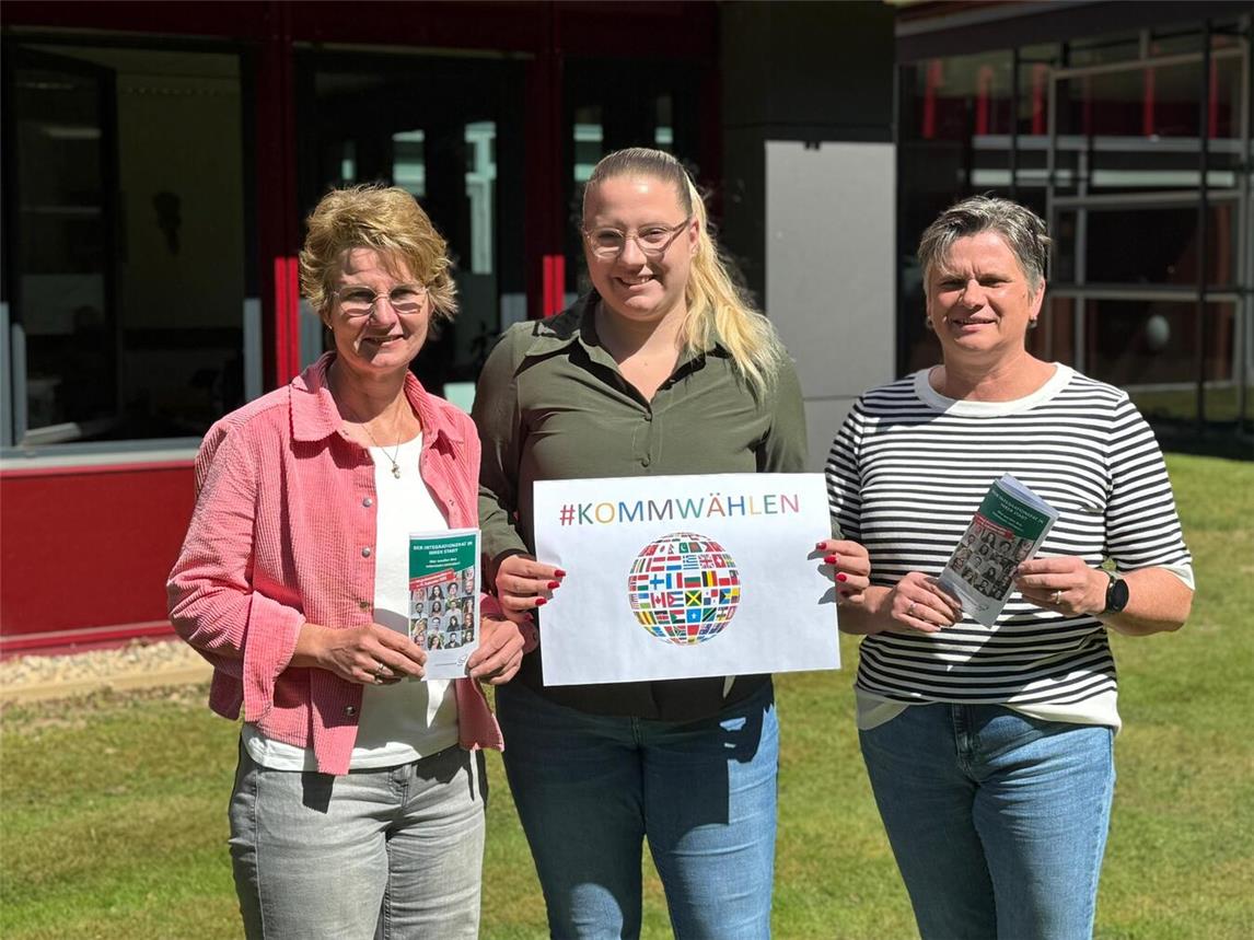 Das Wahlteam rund um Heike Teeuwen-Olislagers (l.), Emma Berns (M.) und Angela Jentjens (r.) freut sich über Bewerber für den Integrationsrat.Foto: Stadt Geldern/Gossens