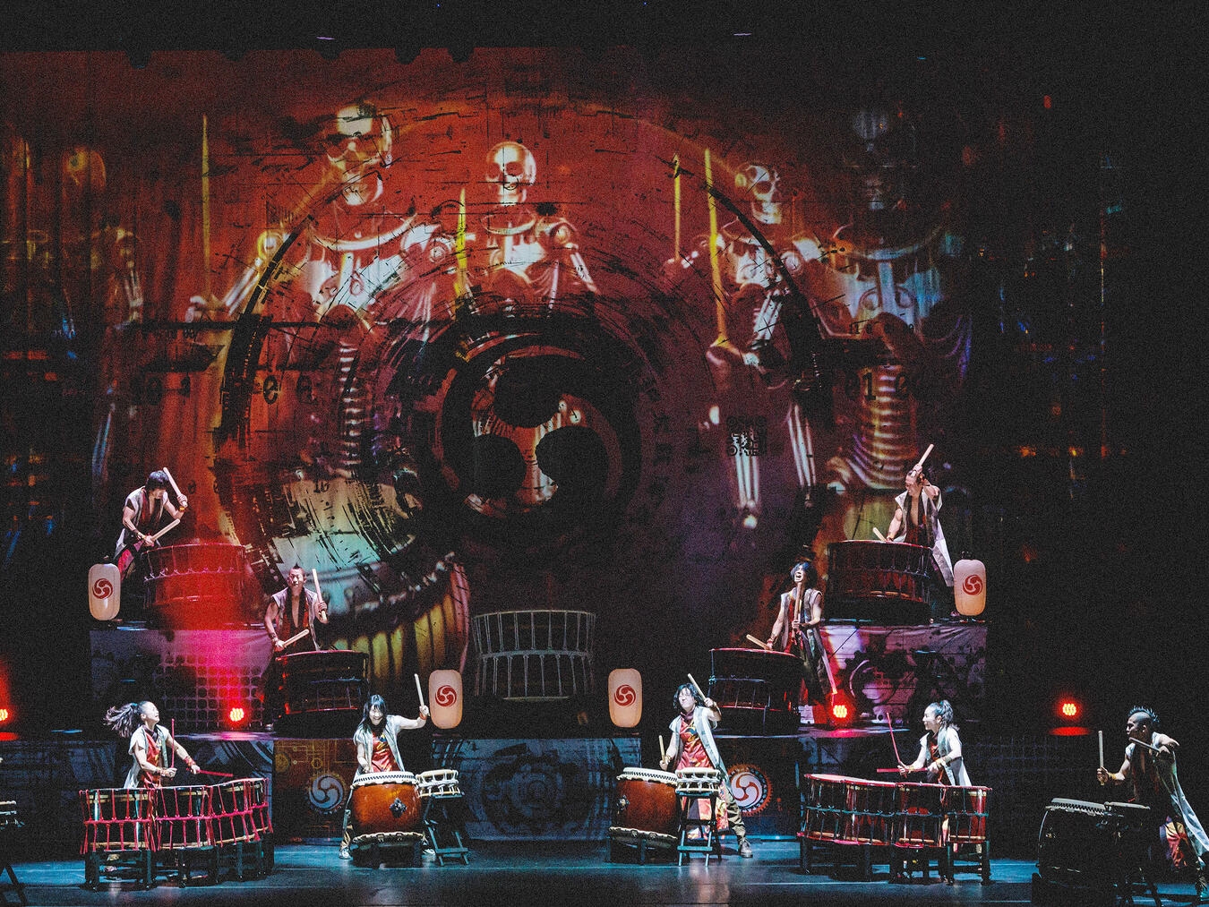 "Taiko-Ensemble auf Bühne im Duisburger Theater, Show 'Hito no Chikara', kraftvolle Trommel-Performance."
