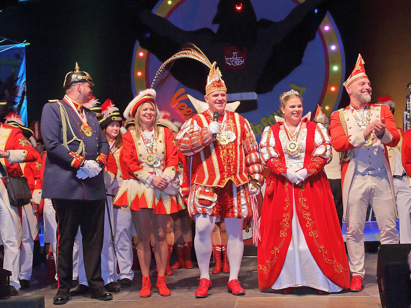 Das Weseler Prinzenpaar mit Prinzessin Stephanie I. und  Prinz Patrick II. (Hügenberg), der gebürtig aus Veen stammt, war ebenfalls zu Besuch. NN-Foto: Theo Leie