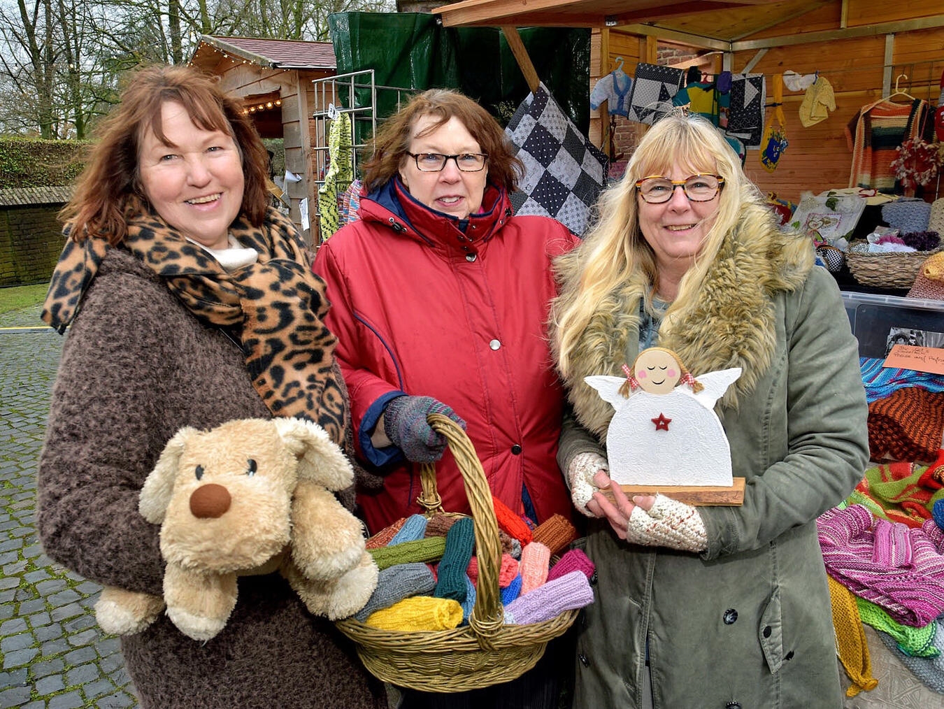 Das Wetter hätte besser sein können, aber echten Weihnachtsmarkt-Beschickern macht das nichts aus. NN-Foto: Rüdiger Dehnen