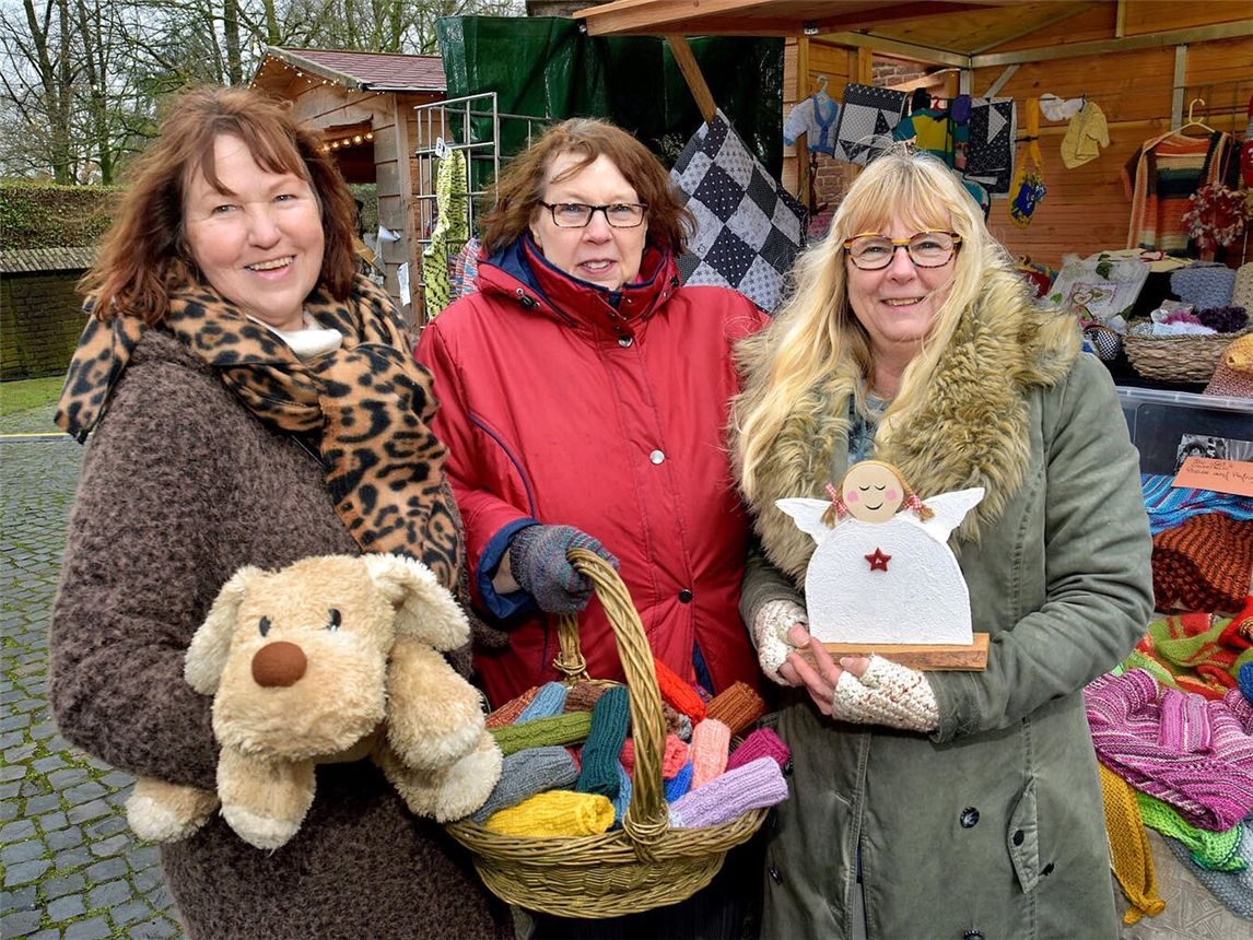 Das Wetter hätte besser sein können, aber echten Weihnachtsmarkt-Beschickern macht das nichts aus. NN-Foto: Rüdiger Dehnen