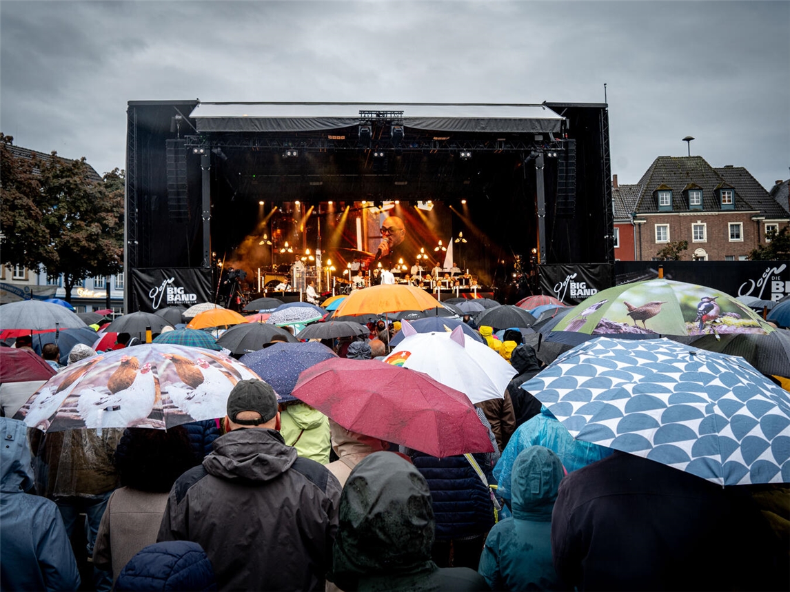 Das Wetter hielt viele trotzdem nicht davon ab, das Benefizkonzert der Bundeswehr auf dem Xantener Marktplatz zu besuchen. NN-Fotos: Gerhard Seybert