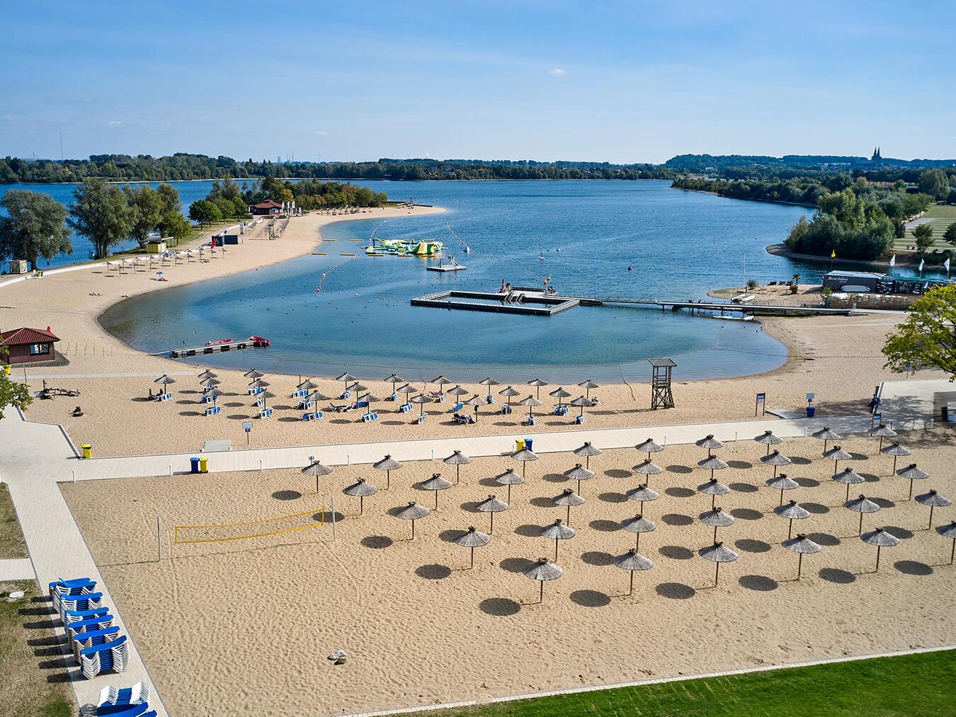 FZX mit Freibad-Saison
bisher noch nicht zufrieden Das Wetter spielte bislang noch nicht so mit, weshalb der Strand an der Xantener Südsee oft leer blieb. Foto: FZX