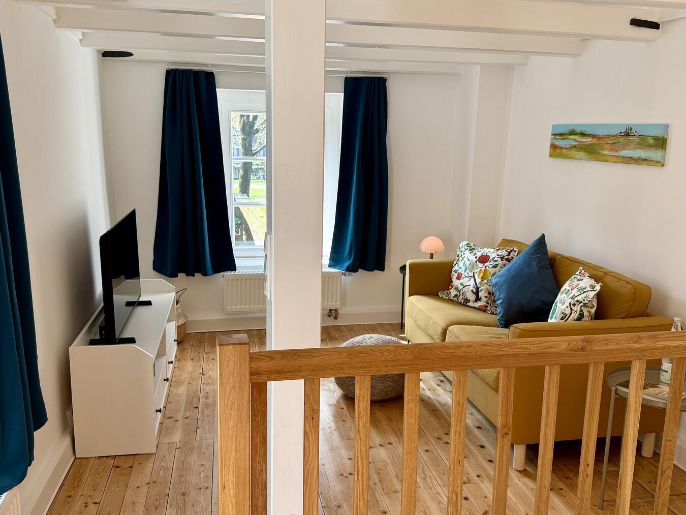 Xanten: Torschreiberhaus am Klever Tor ist jetzt eine Ferienwohnung Das Wohnzimmer befindet sich direkt hinter der Treppe. NN-Foto: SP