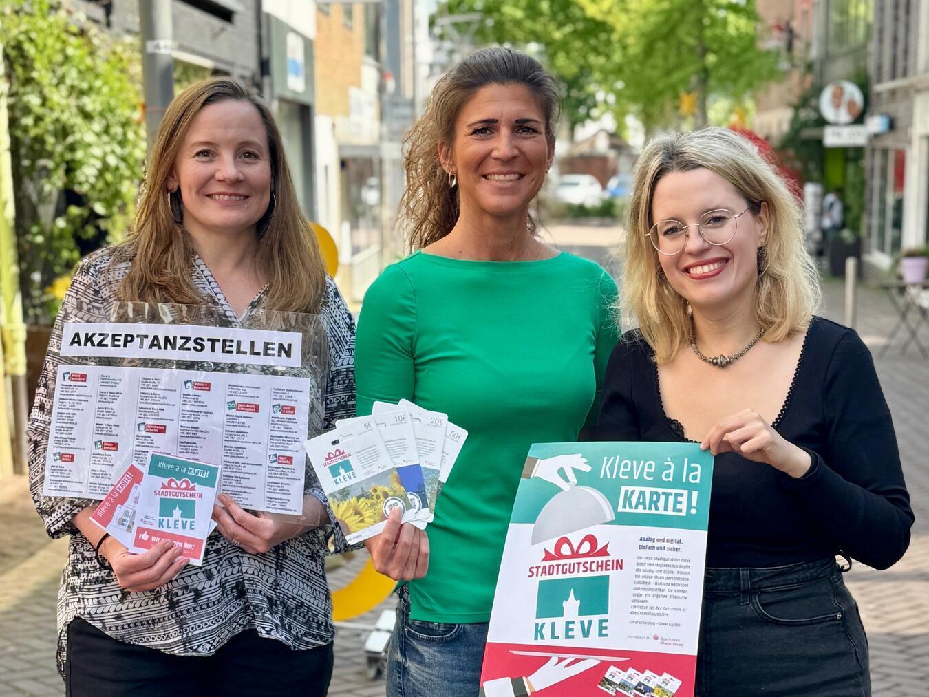 Einfach, flexibel und lokal Das WTM-Team wirbt für den Stadtgutschein (v.r.): Kristina Janßen, Verena Rohde und Mina van Lutterveld. Foto: WTM