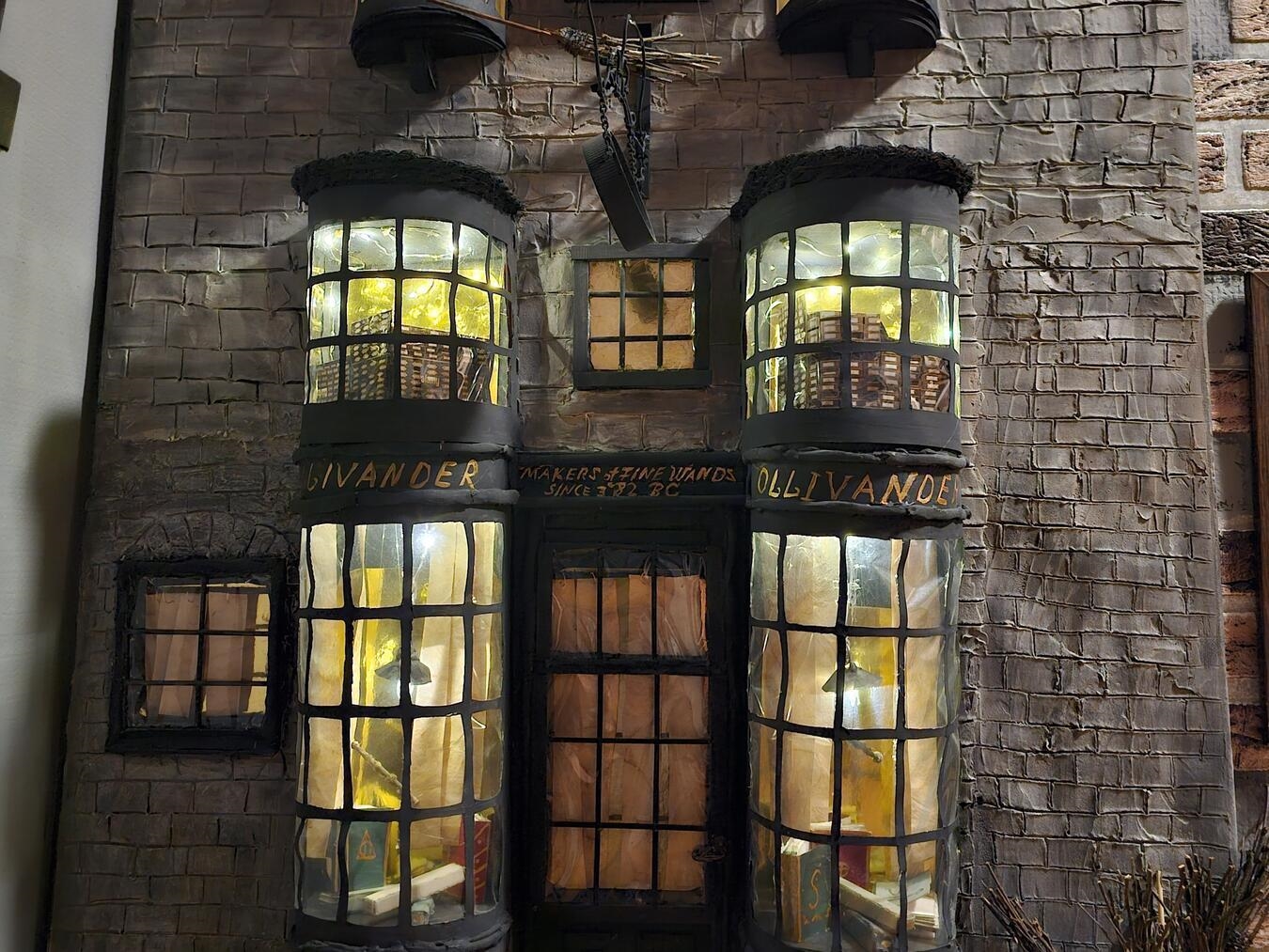 "Außenansicht des Zauberstabgeschäfts Ollivanders in der Winkelgasse, bekannt aus Harry Potter"