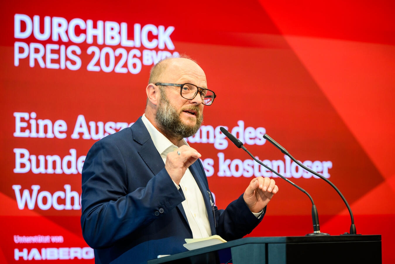 Durchblick-Preis 2026 vergeben David Schraven, CEO von Correctiv, hält einen Impulsvortrag bei Preisverleihung.