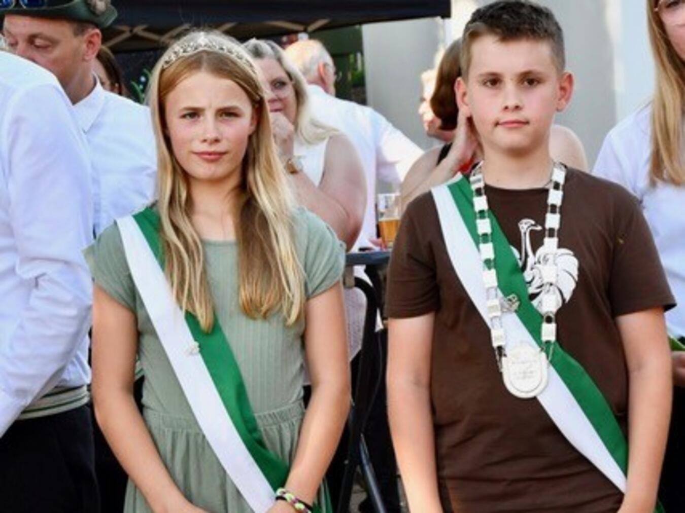 Dejan und Milla, Kinderkönigspaar der Schützen Esserden, lächelnd in festlicher Kleidung.