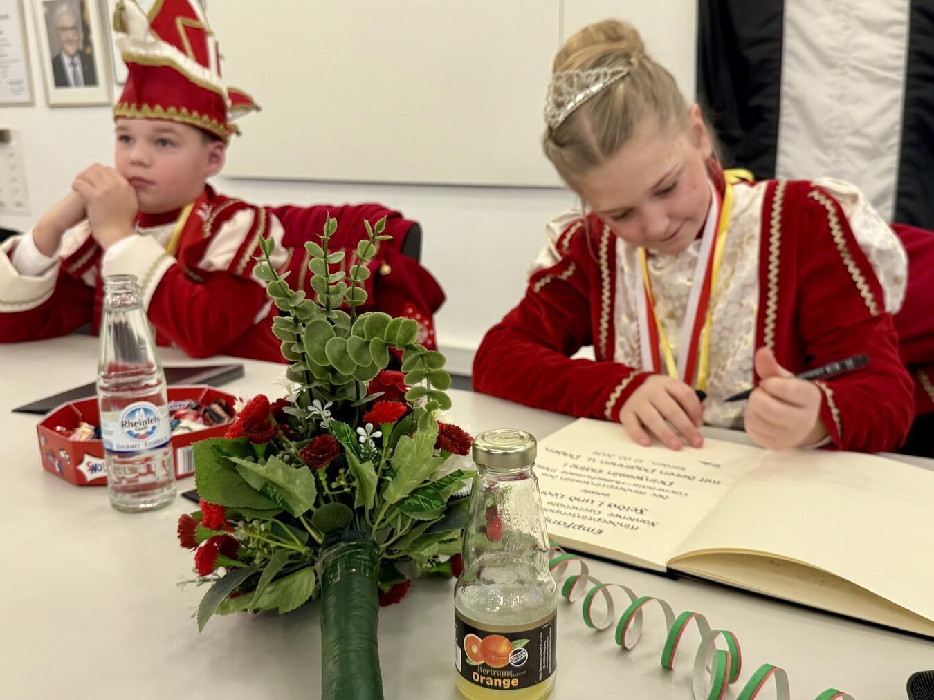 Dem Xantener Kinderprinzenpaar Prinz Leon II. und Prinzessin Frida I. wurde am vergangenen Mittwochnachmittag eine große Ehre zuteil: Sie durften sich gemeinsam mit ihren Pagen Felix und Kiara in das goldene karnevalistische Buch der Stadt Xanten eintragen. NN-Foto: SP