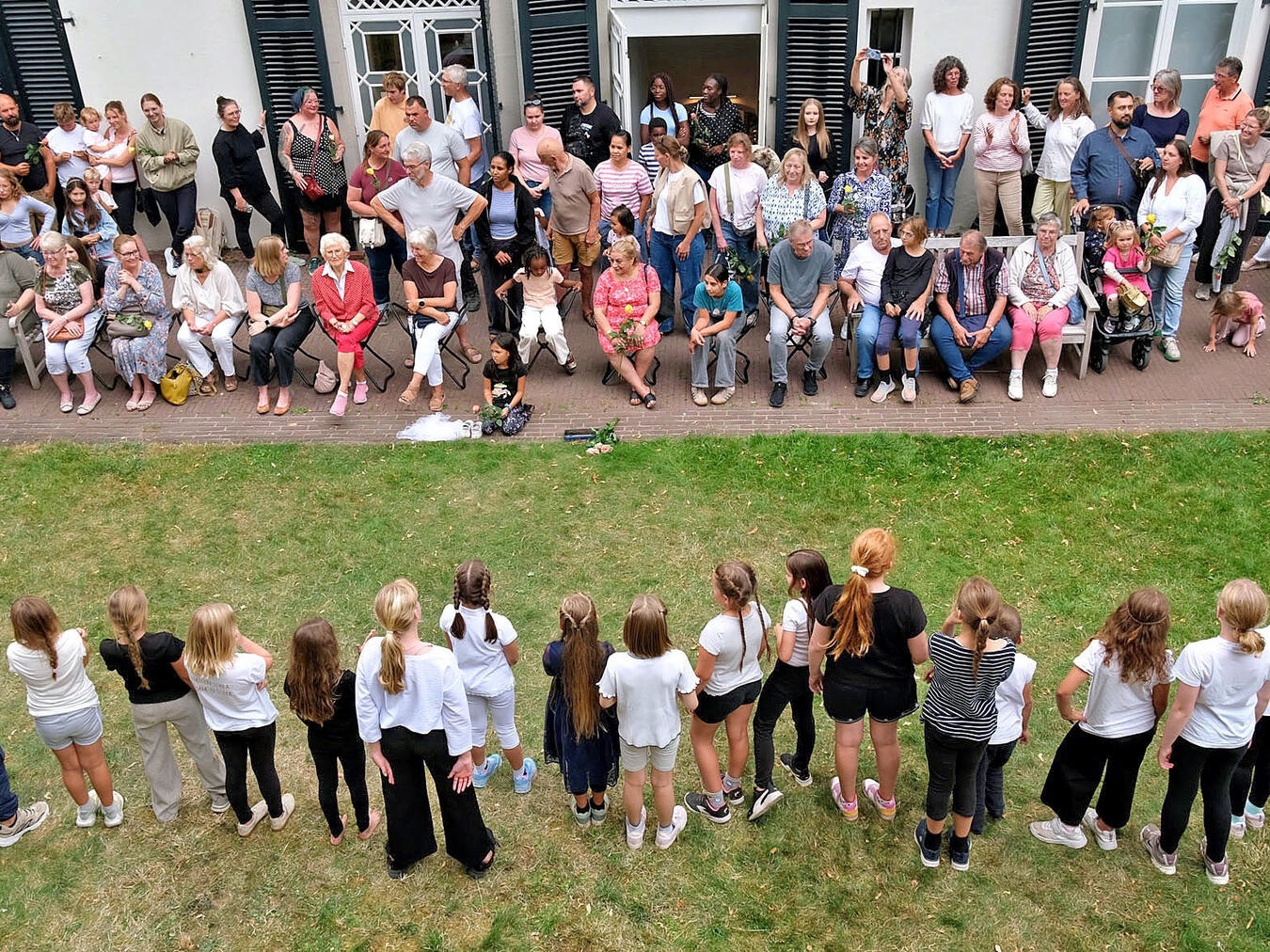 "Aufführung im Garten des B.C. Koekkoek-Hauses vor Familien, Museumsbesuch, Kulturveranstaltung im Freien"
