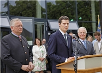 Den Anlass würdigten auch die drei Weezer Schlossherren: (v. l.) Friedrich Freih...