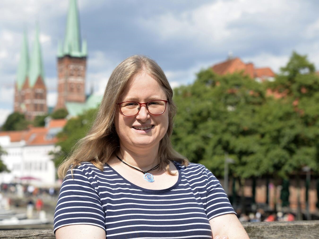 "Yvonne Struck, Autorin und Biologin, lächelnd, Porträt, Auftaktlesung am 17. September, Lübeck, Niederrhein"
