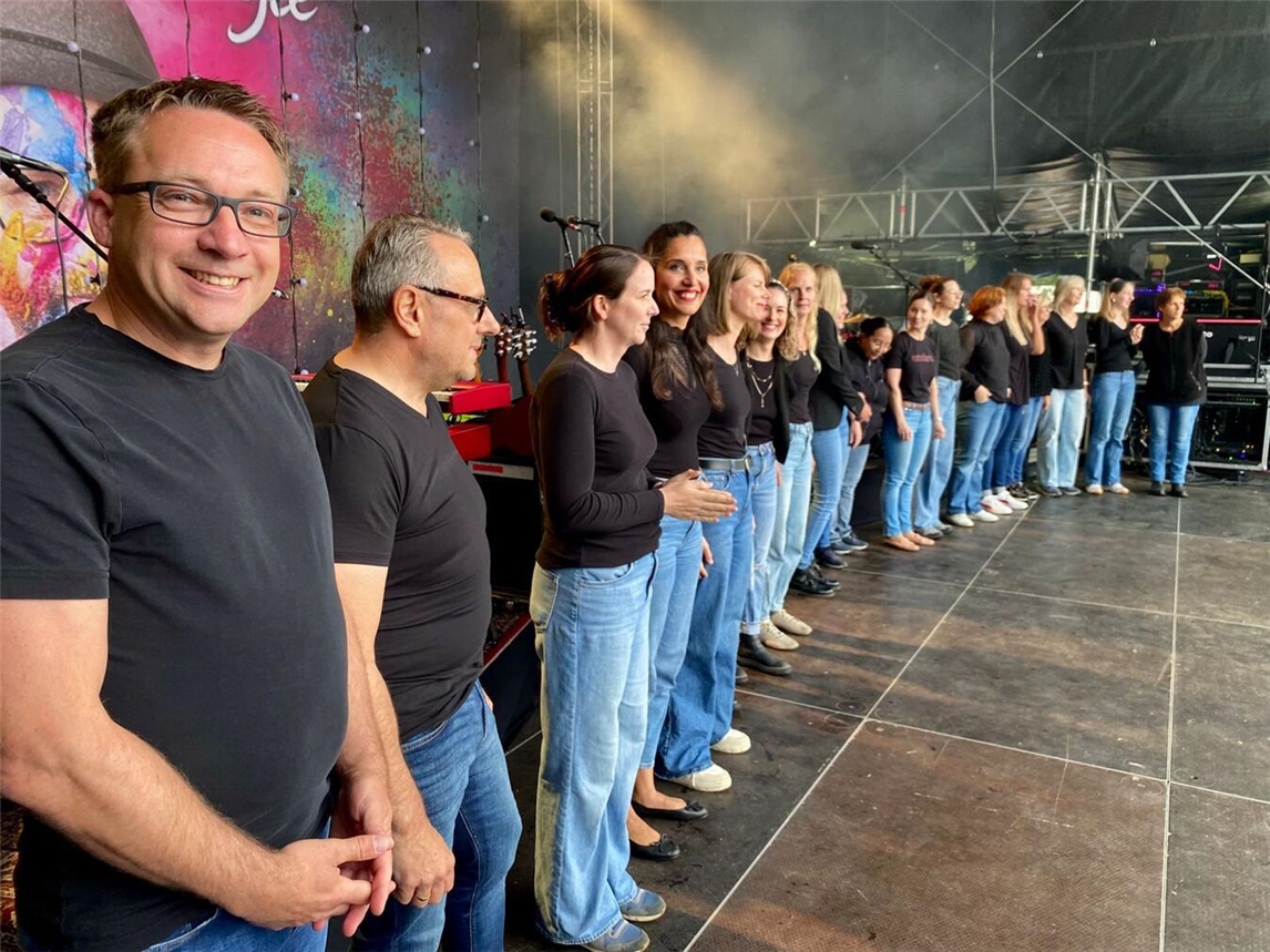 "Chor Omnitones singt live, Konzertauftakt, Musik, Auftritt, Gruppenfoto"